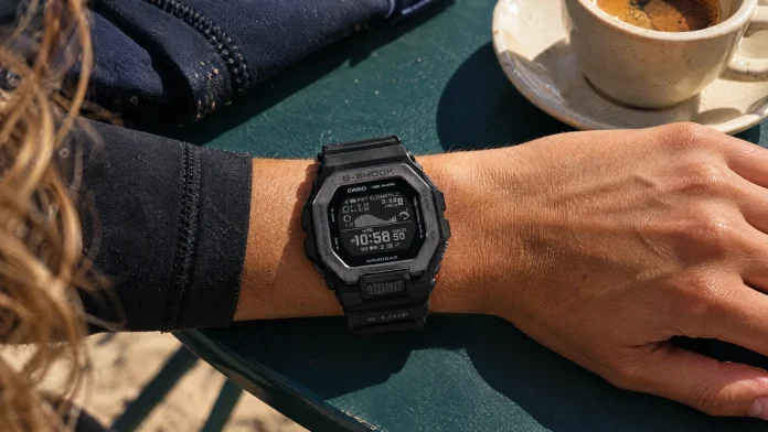 Reloj Casio G-Shock negro en la muñeca junto a una mesa de café: recreación editorial