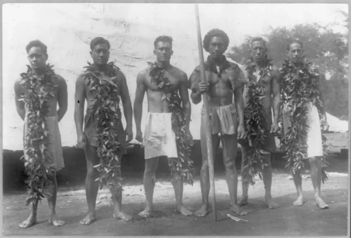 Duke Kahanamoku y su grupo con tablas de madera en 1921, fotografía de archivo