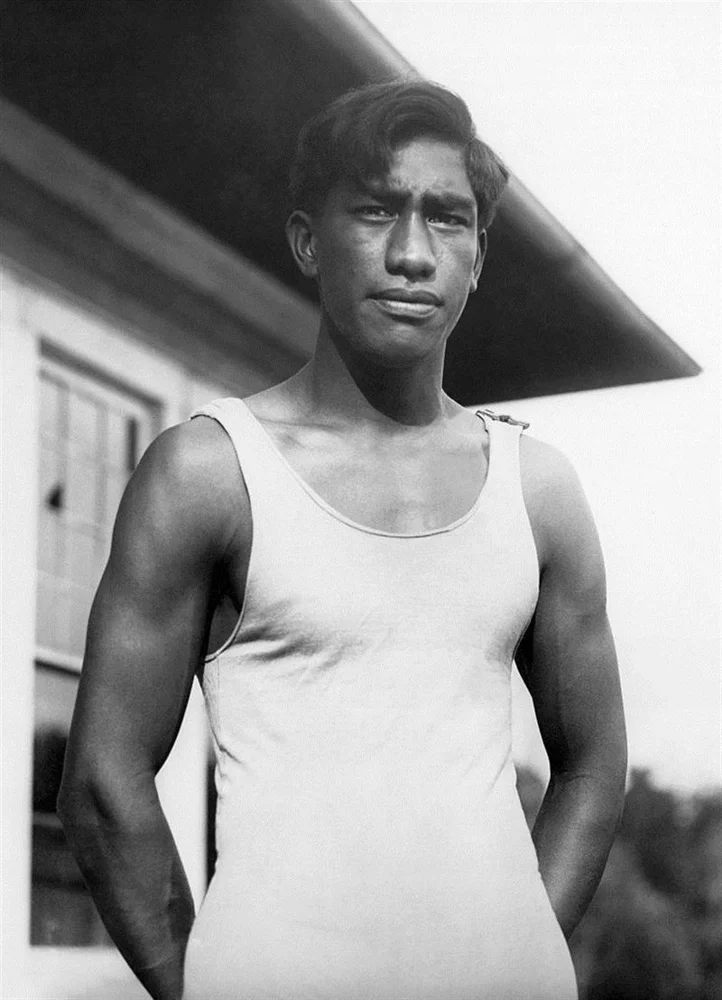 Retrato de Duke Kahanamoku hacia 1912, fotografía de Underwood