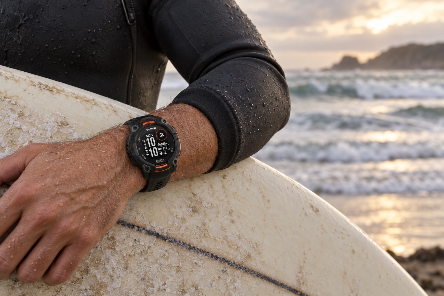 Escena ilustrativa de un surfista con el Instinct 3 Solar y su tabla en la playa