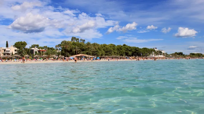 Playa de Alcúdia en Mallorca, vista desde el agua