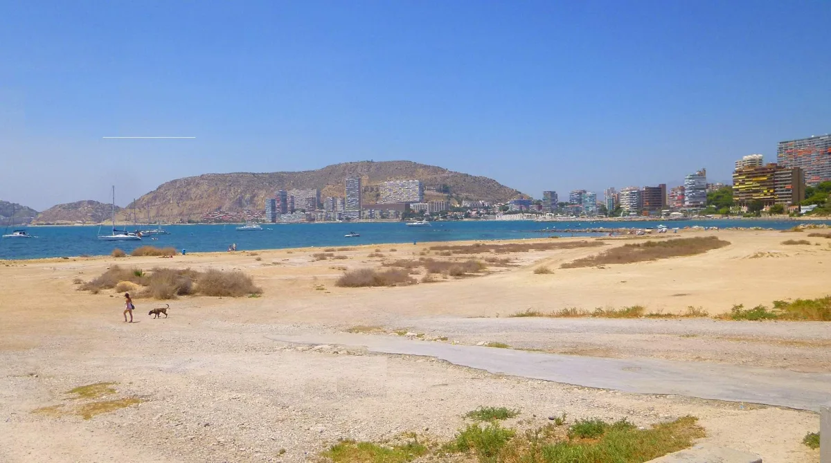 Arena y frente costero de la playa de la Almadraba en Alicante
