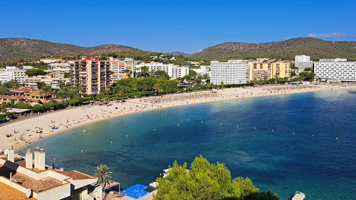 Vista del frente de playa de Son Maties en Palmanova desde el extremo sur