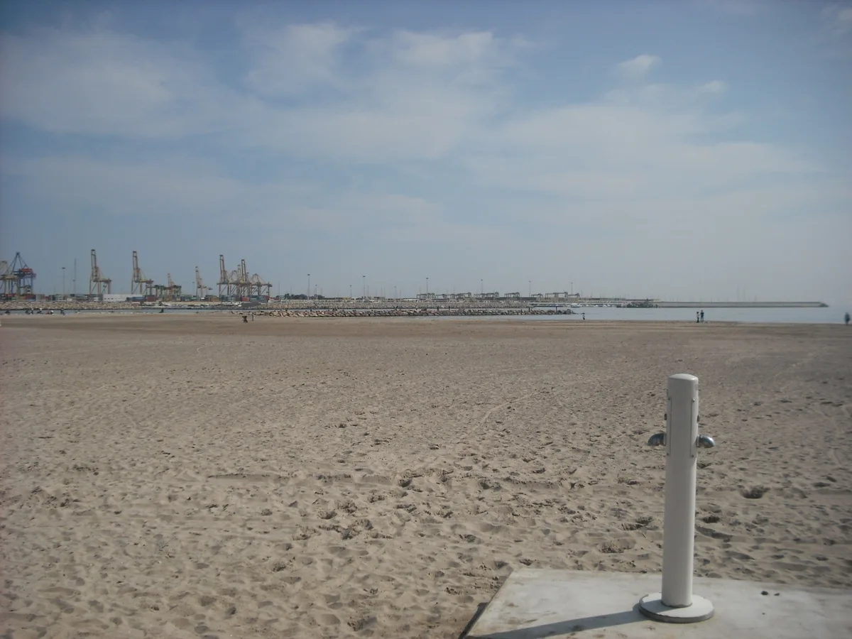 Playa de Pinedo mirando hacia las instalaciones del puerto de Valencia