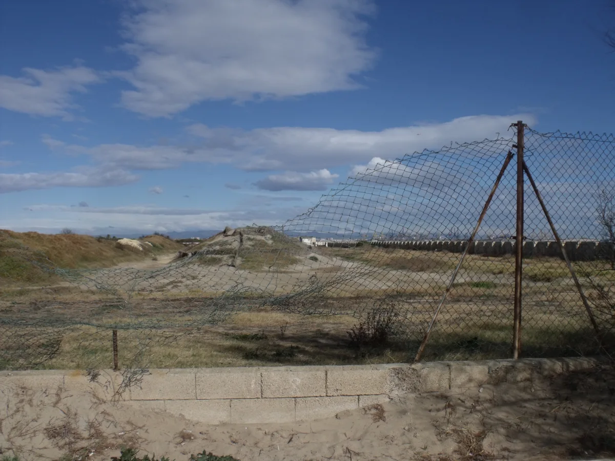 Dunas y cerramientos de protección en la playa de El Saler
