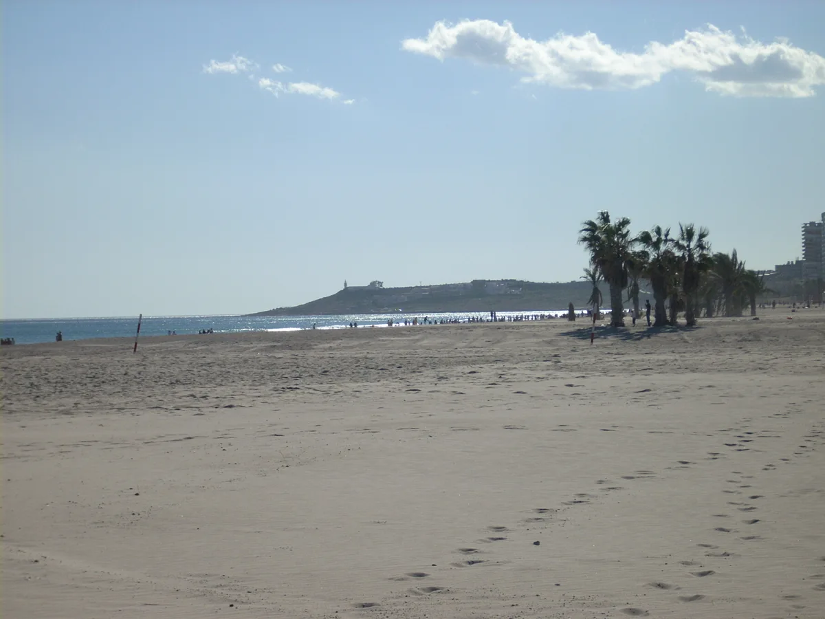 Arenal de San Juan con el Cabo de las Huertas al fondo